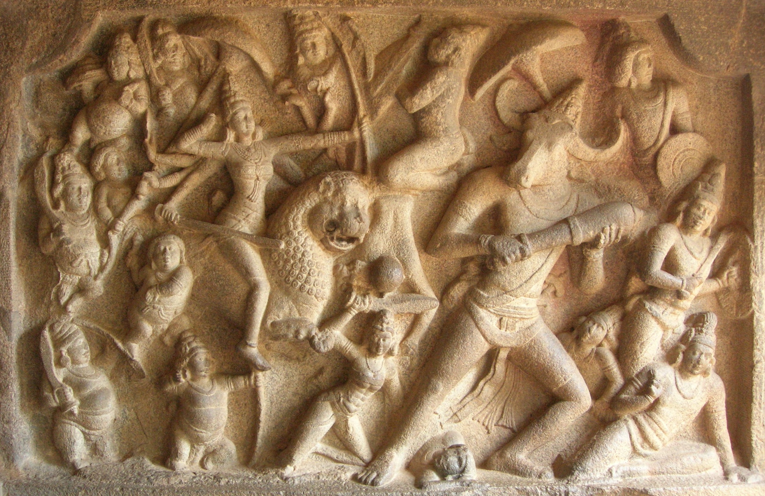 La Déesse Durgā tuant le démon-buffle Mahiṣa. Mammalapuram, Tamil Nadu. Crédit photo : Jean-Michel Creisméas